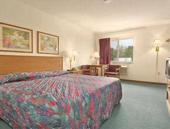 SUPER 8 ST. PAUL NE2
