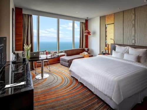 Superior King Room with City View