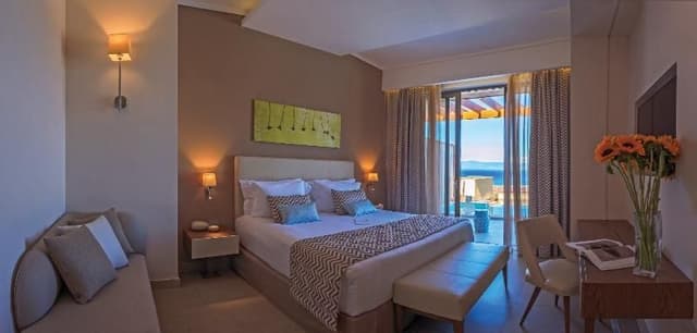 SUITE WITH PRIVATE POOL