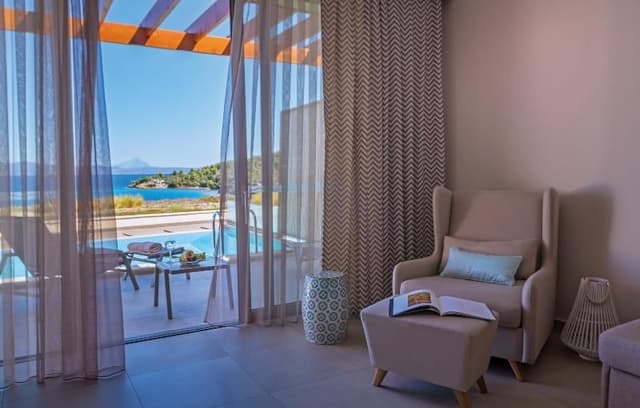 SUITE WITH PRIVATE POOL