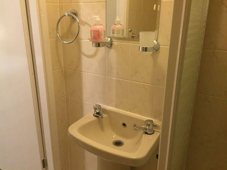 California Guest House0
