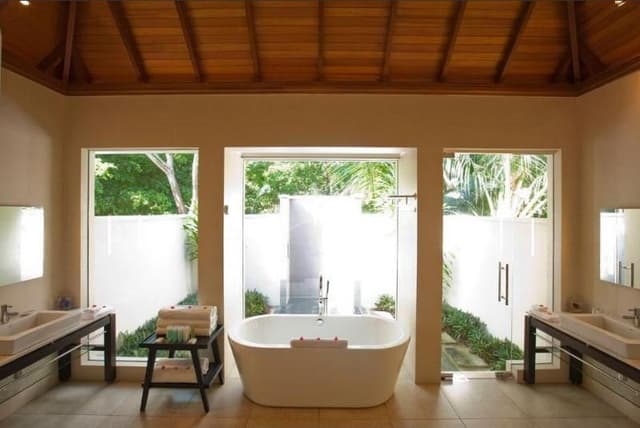 VILLA BEACH FRONT
