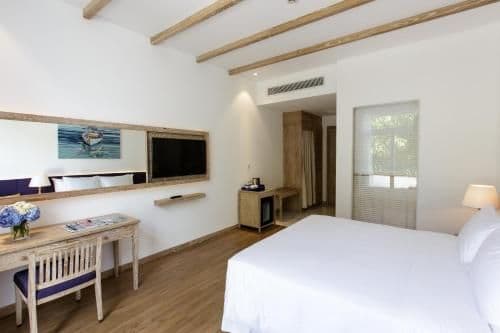 Elite Deluxe King Room with Balcony - Pool/City View