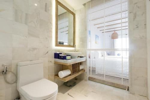Elite Deluxe King Room with Balcony - Pool/City View