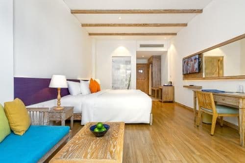 Elite Deluxe King Room with Balcony - Pool/City View