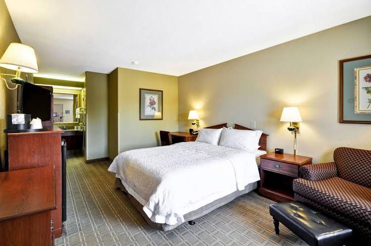 Red Lion Inn and Suites Fayetteville I950