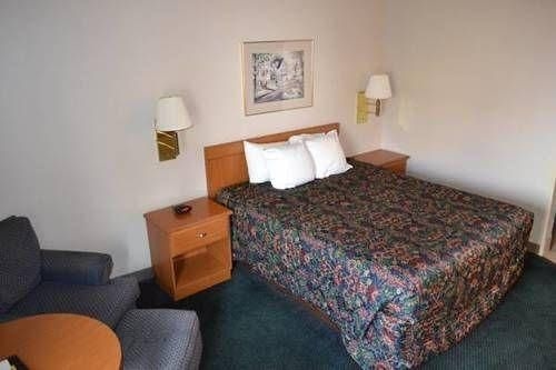 Countryside Inn and Suites I80I290