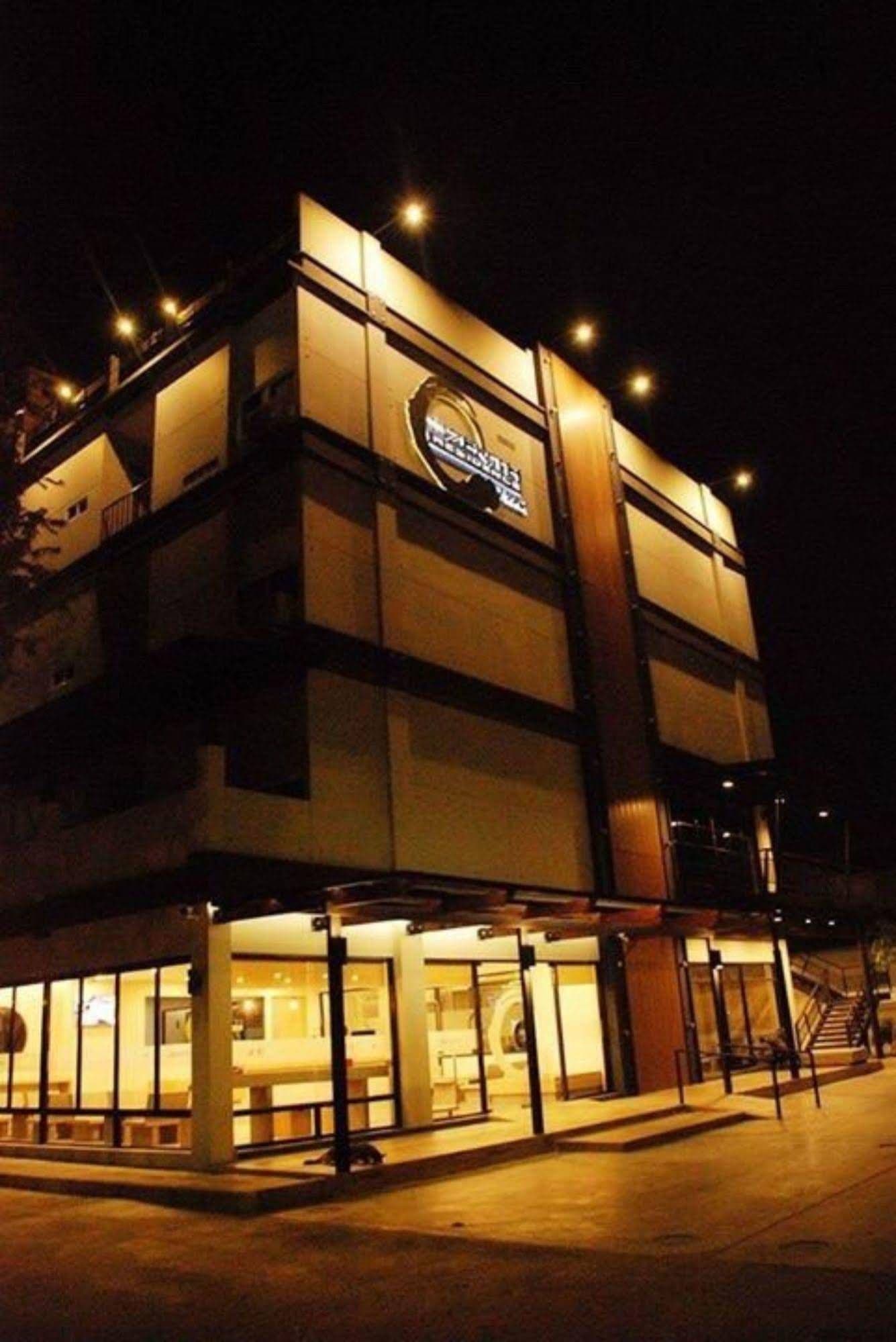 โรงแรมเดอะ เซนนิท เรสซิเดนซ์ โรงแรมเดอะ เซนนิท เรสซิเดนซ์