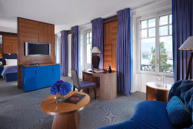 JUNIOR SUITE LAKE VIEW