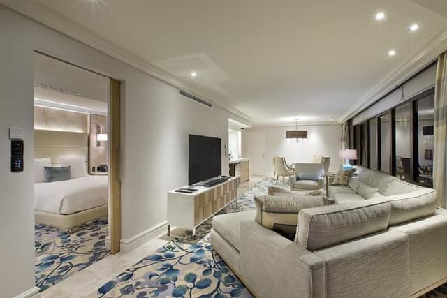 SUITE KING SIZE BED
