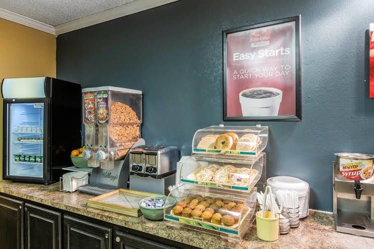 Econo Lodge Inn and Suites0