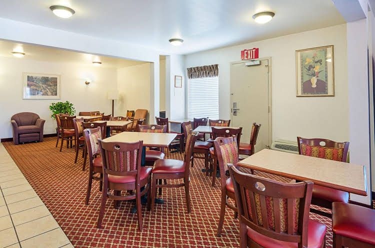 Econo Lodge Inn and Suites Johnson City1