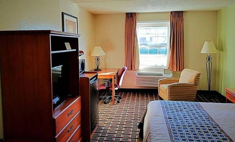Knights Inn and Suites Near University of Richmond0