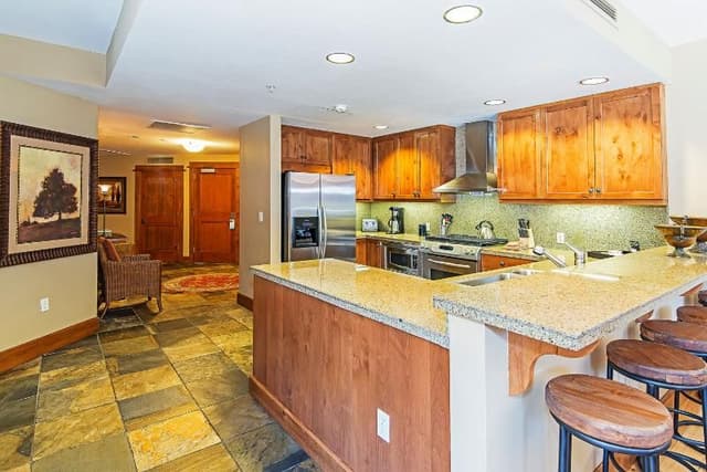 LODGE THREE BEDROOMS THREE BATHROOMS