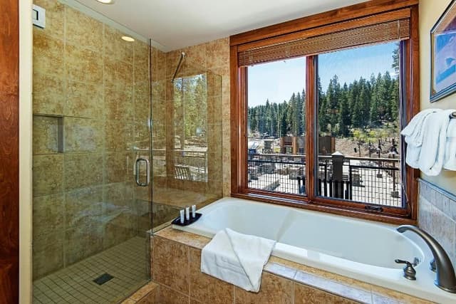 LODGE THREE BEDROOMS THREE BATHROOMS