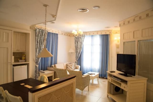 SUITE CAPACITY 1