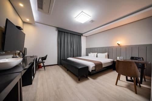 Deluxe Double Room (2 Adults)