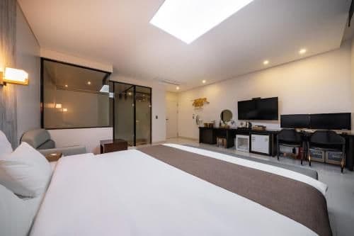 Deluxe Double Room (2 Adults)