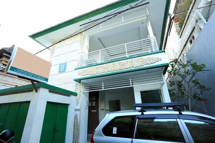 RedDoorz Near Pantai Jerman1
