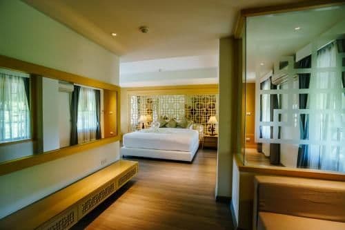 Studio with Spa Bath