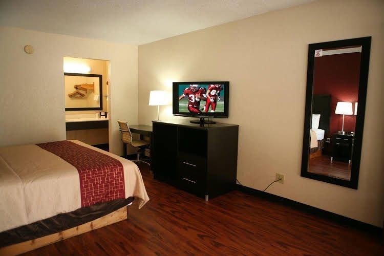 Red Roof Inn and Suites Cave City0