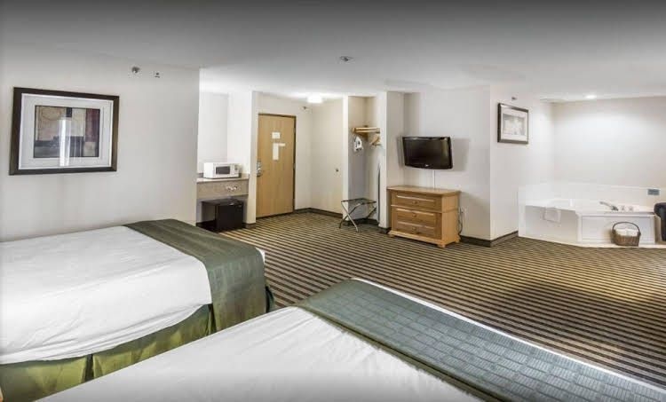 American Inn and Suites0