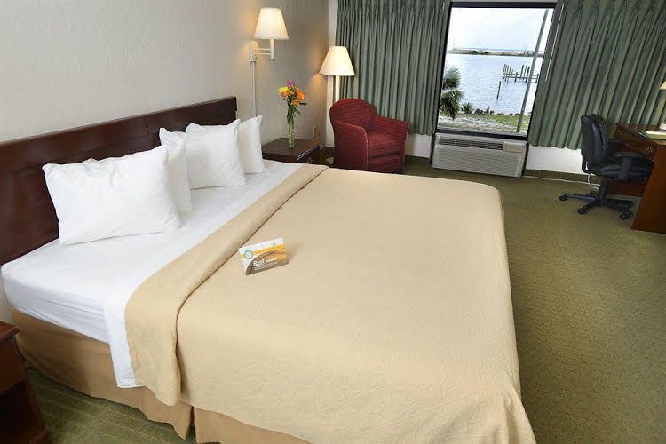 Roya and Suites0