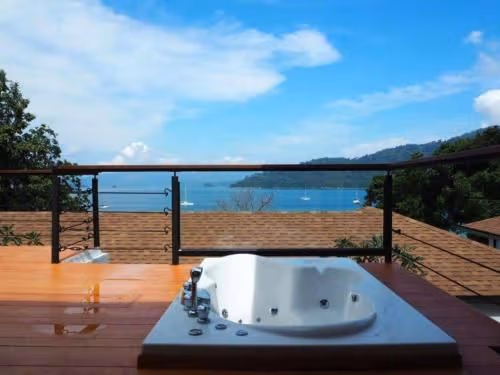 Jacuzzi Ocean View Suite
