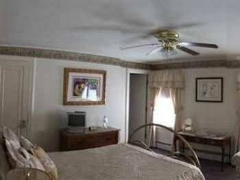 Maple Springs Lake Side Inn0