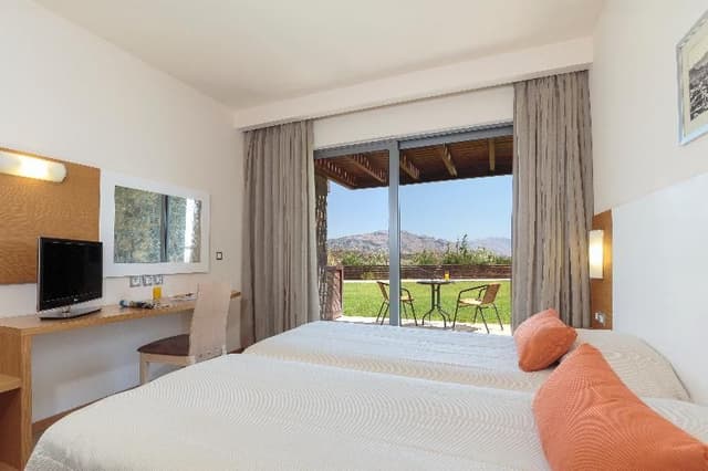FAMILY ROOM GARDEN VIEW