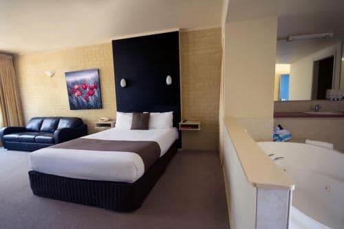 Comfort Queen Room with Spa Bath