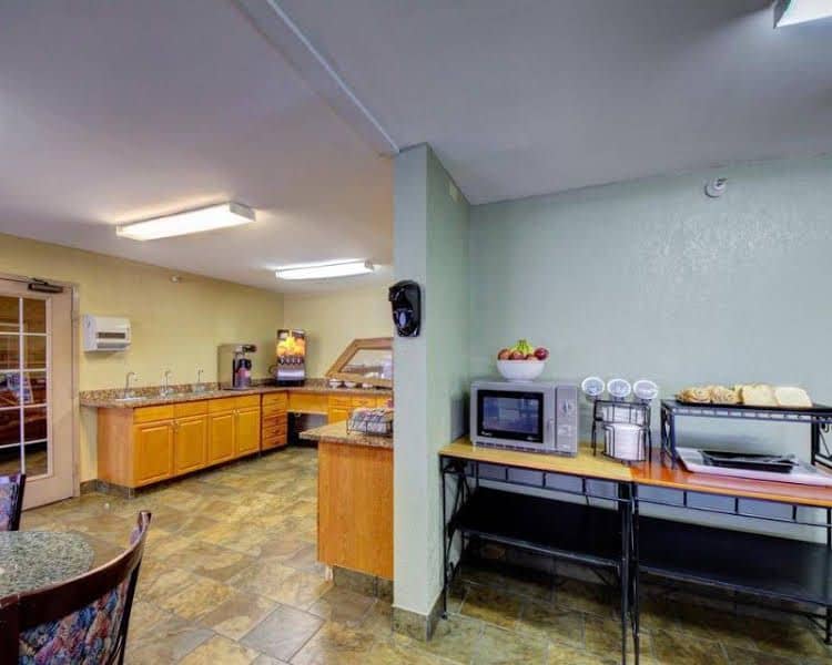 Days Inn and Suites Tulsa Airport Days Inn and Suites Tulsa Airport