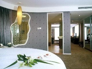 Rhea Boutique2