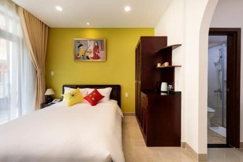 Deluxe Room with Balcony + Free Laundry