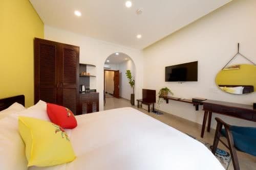 Deluxe Room with Balcony + Free Laundry