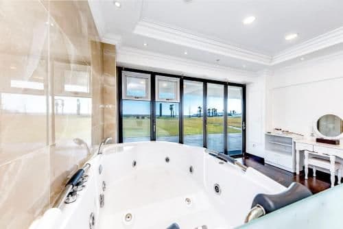 Deluxe Suite with Spa Bath