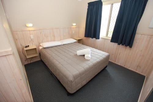 Deluxe Two-Bedroom Cabin (6 Guests)