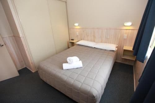 Deluxe Two-Bedroom Cabin (6 Guests)