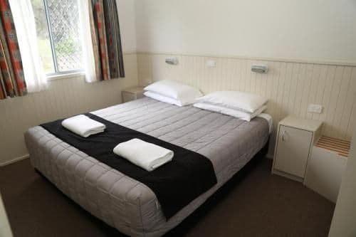 Deluxe Three-Bedroom Cabin (6 Guests)