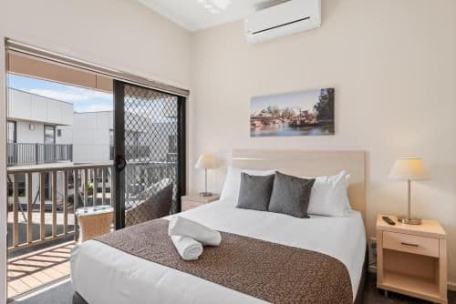 Deluxe 3 Bedroom Apartment - Sleeps 8