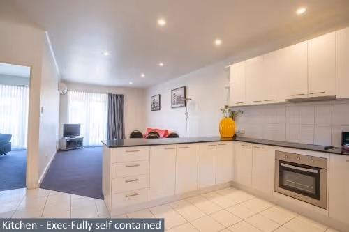 Executive Two Bedroom Apartment with Queen Bed and 2 Single Beds