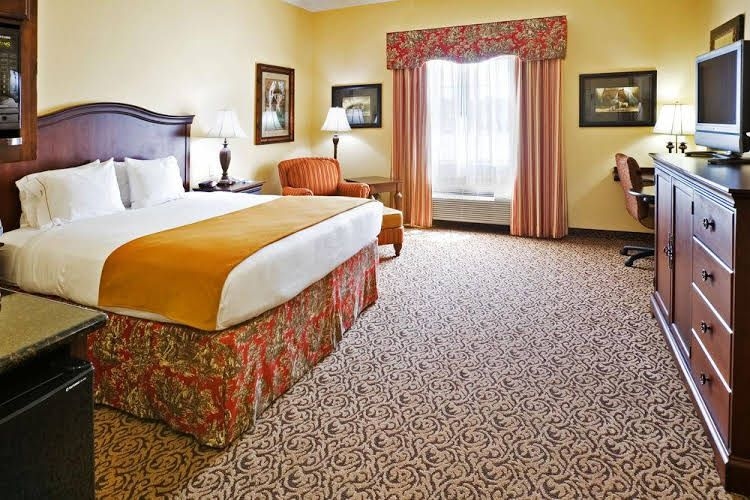 Holiday Inn Express and Suites Sulphur0