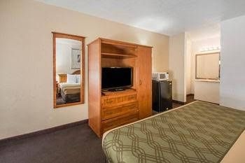 Econo Lodge Airport at RJ Stadium0