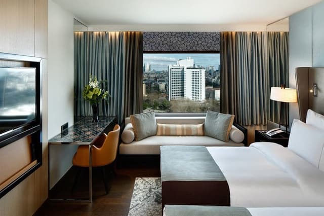 DOUBLE DELUXE CITY VIEW