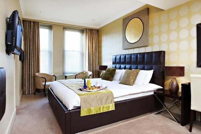 DOUBLE DELUXE KING BED
