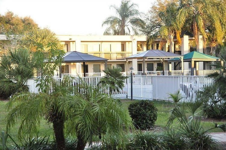 Winter Haven Gardens Inn and Banquets Center0