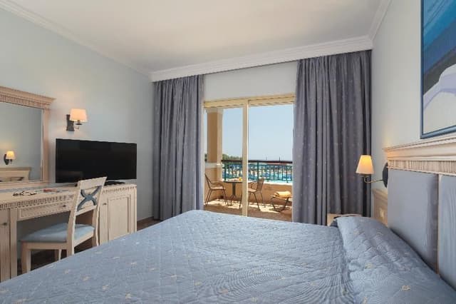 FAMILY ROOM BEACH FRONT