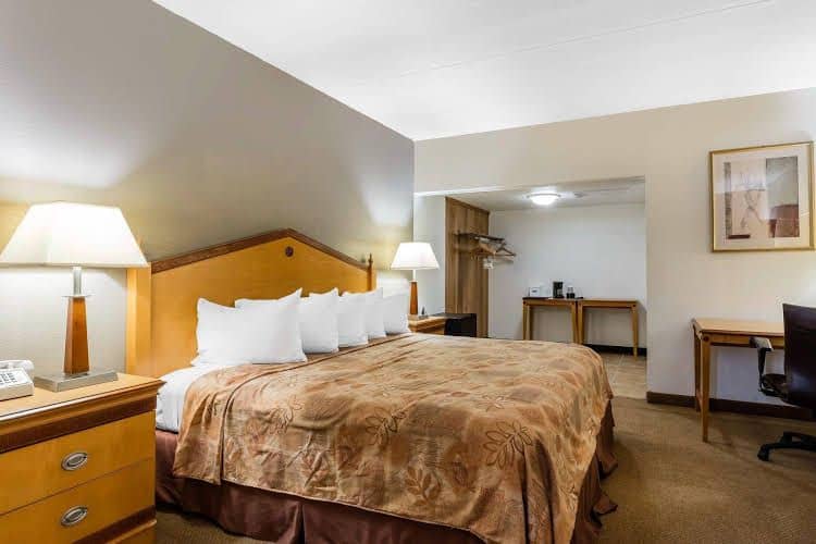 Econo Lodge Inn and Suites Econo Lodge Inn and Suites