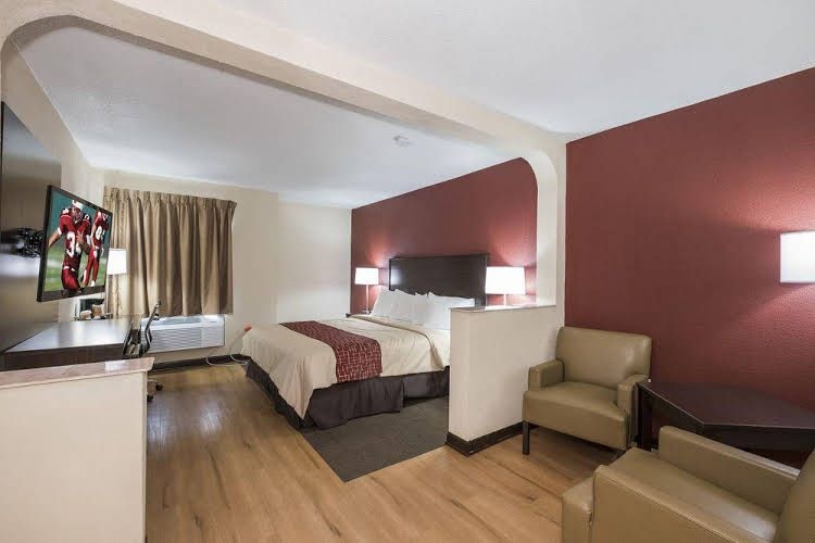 Red Roof PLUS+ and Suites Opelika0