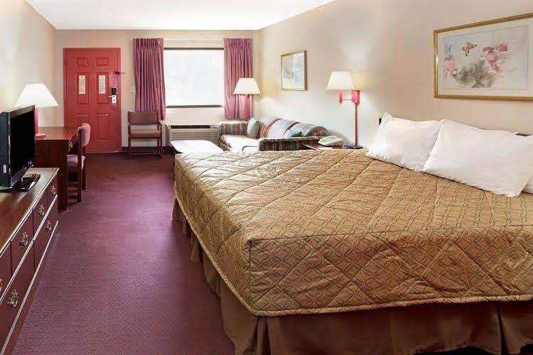 Knights Inn Adairsville3